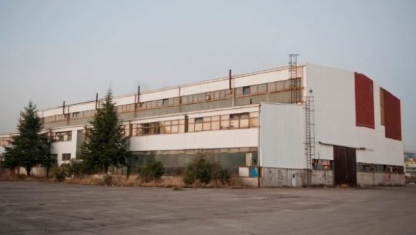 ИСПЛАТУ НОВЦА ЧЕКАЛИ ВИШЕ ОД ГОДИНУ ДАНА: Бившим радницима фабике Радоје Дакић 9.84 милиона евра ИСПЛАТУ НОВЦА ЧЕКАЛИ ВИШЕ ОД ГОДИНУ ДАНА: Бившим радницима фабике Радоје Дакић 9.84 милиона евра