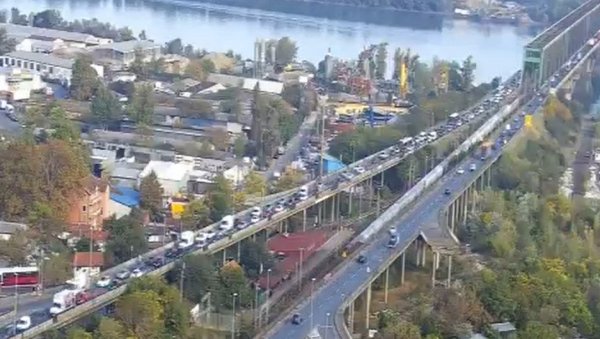 ГУЖВЕ У ПРЕСТОНИЦИ И ОВОГ ЈУТРА: Колоне аутомобила у овим деловима Београда (ФОТО) ГУЖВЕ У ПРЕСТОНИЦИ И ОВОГ ЈУТРА: Колоне аутомобила у овим деловима Београда (ФОТО)