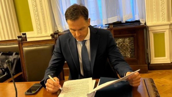 СИНИША МАЛИ: Просечна плата у децембру ће бити 840 евра, веома висока стопа раста БДП-а у Србији СИНИША МАЛИ: Просечна плата у децембру ће бити 840 евра, веома висока стопа раста БДП-а у Србији