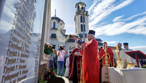 ОКАМЕЊЕНЕ СУЗЕ ЗА УБИЈЕНЕ ПЕЋАНЦЕ У порти храма у Земуну јуче освештано обележје Србима који су страдали од НАТО и ОВК ОКАМЕЊЕНЕ СУЗЕ ЗА УБИЈЕНЕ ПЕЋАНЦЕ У порти храма у Земуну јуче освештано обележје Србима који су страдали од НАТО и ОВК