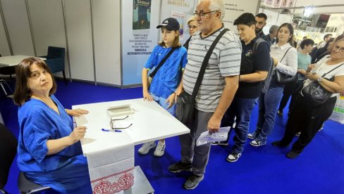 MLADI U REDU ZA POTPIS: Gužva na štandu LJiljane Habjanović Đurović MLADI U REDU ZA POTPIS: Gužva na štandu LJiljane Habjanović Đurović