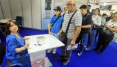 МЛАДИ У РЕДУ ЗА ПОТПИС: Гужва на штанду Љиљане Хабјановић Ђуровић