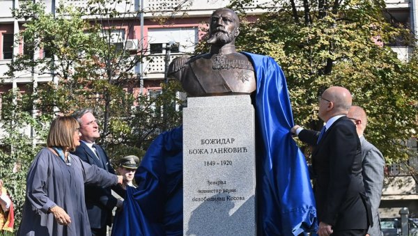 КЛАЊАМО СЕ СЕНИМА СРПСКОГ ОСЛОБОДИОЦА: У Карађорђевом парку у Београду откривен споменик генералу Божидару Божи Јанковићу (ФОТО) КЛАЊАМО СЕ СЕНИМА СРПСКОГ ОСЛОБОДИОЦА: У Карађорђевом парку у Београду откривен споменик генералу Божидару Божи Јанковићу (ФОТО)