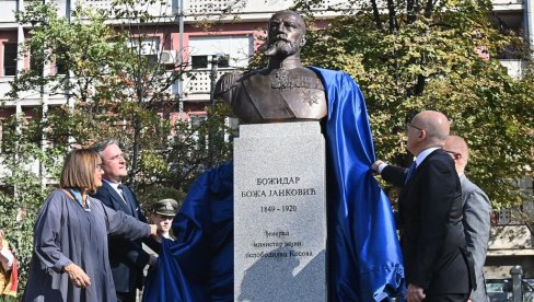 KLANJAMO SE SENIMA SRPSKOG OSLOBODIOCA: U Karađorđevom parku u Beogradu otkriven spomenik generalu Božidaru Boži Jankoviću (FOTO) KLANJAMO SE SENIMA SRPSKOG OSLOBODIOCA: U Karađorđevom parku u Beogradu otkriven spomenik generalu Božidaru Boži Jankoviću (FOTO)