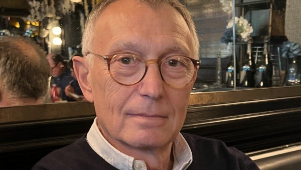 СПЕЧИЛА МЕ БОЛЕСТ, ДОЋИ ЋУ УСКОРО: Чувени француски писац Патрик Бесон објаснио разлоге недоласка на Сајам књига СПЕЧИЛА МЕ БОЛЕСТ, ДОЋИ ЋУ УСКОРО: Чувени француски писац Патрик Бесон објаснио разлоге недоласка на Сајам књига