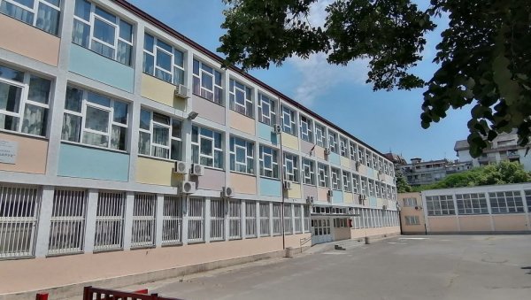 У СТАРИ ПАПИР ОДЛАЗИ 300 БОЛЕСНИХ КЊИГА: ОШ Браћа Барух добила налог да отпише многа позната дела јер су бактериолошки неисправна У СТАРИ ПАПИР ОДЛАЗИ 300 БОЛЕСНИХ КЊИГА: ОШ Браћа Барух добила налог да отпише многа позната дела јер су бактериолошки неисправна