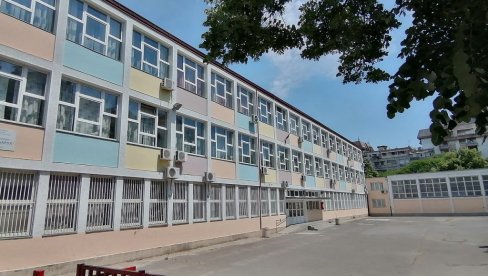 У СТАРИ ПАПИР ОДЛАЗИ 300 БОЛЕСНИХ КЊИГА: ОШ Браћа Барух добила налог да отпише многа позната дела јер су бактериолошки неисправна У СТАРИ ПАПИР ОДЛАЗИ 300 БОЛЕСНИХ КЊИГА: ОШ Браћа Барух добила налог да отпише многа позната дела јер су бактериолошки неисправна