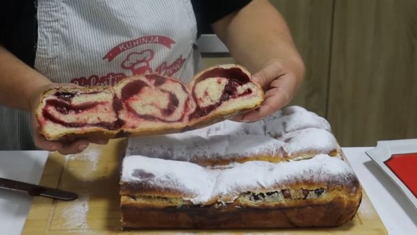 ДОМАЋА ШТРУДЛА СА ВИШЊАМА И ПУДИНГОМ: Рецепт из старих времена - толико је сочна и кремаста, да нећете моћи да јој одолите (ВИДЕО) ДОМАЋА ШТРУДЛА СА ВИШЊАМА И ПУДИНГОМ: Рецепт из старих времена - толико је сочна и кремаста, да нећете моћи да јој одолите (ВИДЕО)