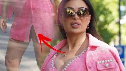 UTEGLA SE U USKI MINIĆ: Ceca kao Barbi - izaziva dubokim šlicom (FOTO) UTEGLA SE U USKI MINIĆ: Ceca kao Barbi - izaziva dubokim šlicom (FOTO)