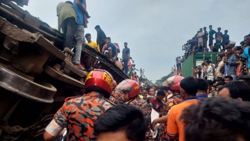 STRAVIČAN SUDAR VOZOVA U BANGLADEŠU: Poginulo najmanje 17 osoba, a više od 100 povređeno STRAVIČAN SUDAR VOZOVA U BANGLADEŠU: Poginulo najmanje 17 osoba, a više od 100 povređeno