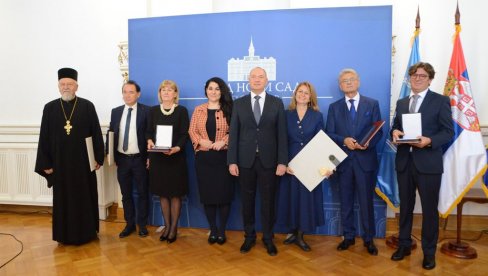 URUČENE OKTOBARSKE NAGRADE I NOVEMBARSKE POVELJE: Novi Sad svečano obeležio dva velika datuma iz svoje bogate istorije (FOTO) URUČENE OKTOBARSKE NAGRADE I NOVEMBARSKE POVELJE: Novi Sad svečano obeležio dva velika datuma iz svoje bogate istorije (FOTO)