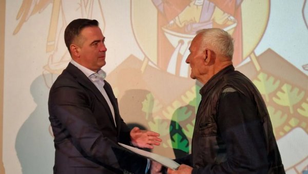 ДОМАЋИНИМА 5,2 МИЛИОНА: Врњчани из буџета субвенционишу развој пољопривреде (ФОТО) ДОМАЋИНИМА 5,2 МИЛИОНА: Врњчани из буџета субвенционишу развој пољопривреде (ФОТО)