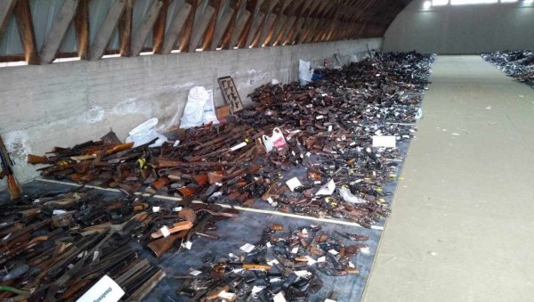 ЧУВАЈУ ОРУЖЈЕ ПО ПРАВИЛИМА: После масовног убиства код Смедерева, полиција ушла у 5.000 домова ЧУВАЈУ ОРУЖЈЕ ПО ПРАВИЛИМА: После масовног убиства код Смедерева, полиција ушла у 5.000 домова