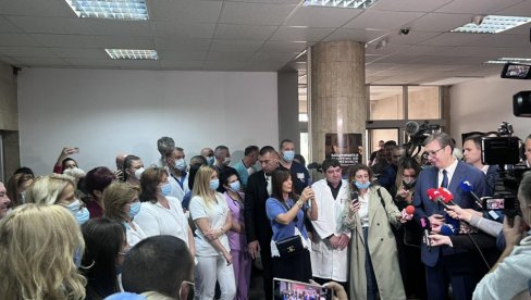VELIKI APLAUZ ZA PREDSEDNIKA: Lekari se okupili da dočekaju Vučića (VIDEO) VELIKI APLAUZ ZA PREDSEDNIKA: Lekari se okupili da dočekaju Vučića (VIDEO)