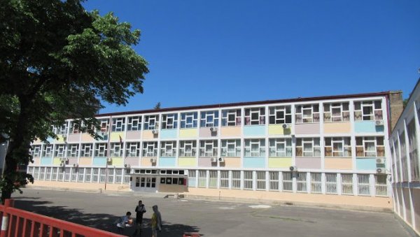 НА ПРАЗНЕ ПОЛИЦЕ СТИЖУ РОДНО ПОДОБНЕ КЊИГЕ: Отписивање дотрајалих дела у школи Браћа Барух могло би да има и идеолошку позадину НА ПРАЗНЕ ПОЛИЦЕ СТИЖУ РОДНО ПОДОБНЕ КЊИГЕ: Отписивање дотрајалих дела у школи Браћа Барух могло би да има и идеолошку позадину