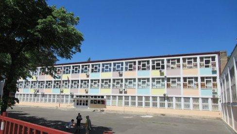 NA PRAZNE POLICE STIŽU RODNO PODOBNE KNJIGE: Otpisivanje dotrajalih dela u školi Braća Baruh moglo bi da ima i ideološku pozadinu NA PRAZNE POLICE STIŽU RODNO PODOBNE KNJIGE: Otpisivanje dotrajalih dela u školi Braća Baruh moglo bi da ima i ideološku pozadinu