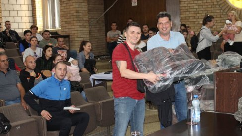 SVEČANO U GRADSKOJ UPRAVI U VRANJU: Podenjeno 156 auto-sedišta SVEČANO U GRADSKOJ UPRAVI U VRANJU: Podenjeno 156 auto-sedišta