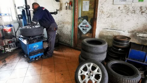 KAMPANJA SAOBRAĆAJNE POLICIJE: Za zimu se spremi i na vreme opremi KAMPANJA SAOBRAĆAJNE POLICIJE: Za zimu se spremi i na vreme opremi