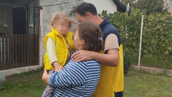 САМО СМО ХТЕЛИ ДА БУДЕМО МАМА И ТАТА: Усвајање четворогодишње Мартине из Бачке Тополе дигло на ноге север Бачке (ФОТО/ВИДЕО) САМО СМО ХТЕЛИ ДА БУДЕМО МАМА И ТАТА: Усвајање четворогодишње Мартине из Бачке Тополе дигло на ноге север Бачке (ФОТО/ВИДЕО)