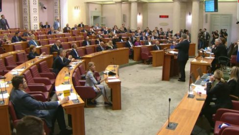 SKANDAL U HRVATSKOM SABORU: Poslanici lupali po stolovima, govor premijera Plenkovića niko nije čuo (VIDEO)