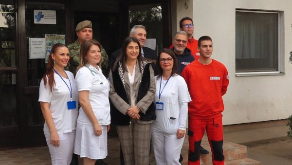 ПОСЕТИЛИ ГРАЂАНЕ БИКОВА: Војни лекари проверавају здравље мештана у Суботици ПОСЕТИЛИ ГРАЂАНЕ БИКОВА: Војни лекари проверавају здравље мештана у Суботици