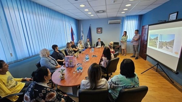 ДА ЖИВЕ У УРЕЂЕНОЈ СРЕДИНИ: У Угљевику награђени власници четири најлепше уређена дворишта (ФОТО) ДА ЖИВЕ У УРЕЂЕНОЈ СРЕДИНИ: У Угљевику награђени власници четири најлепше уређена дворишта (ФОТО)