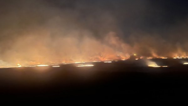 СТРАВИЧАН ПОЖАР У БЛИЗИНИ ХОТЕЛА НАИС: Ватра захватила пољану (ВИДЕО) СТРАВИЧАН ПОЖАР У БЛИЗИНИ ХОТЕЛА НАИС: Ватра захватила пољану (ВИДЕО)