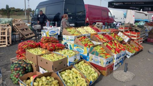 CENAMA NEZADOVOLJNI I KUPCI I PRODAVCI: Na Kvantaškoj pijaci u Smederevu bogata ponuda, ali prodaja slabo ide (FOTO)