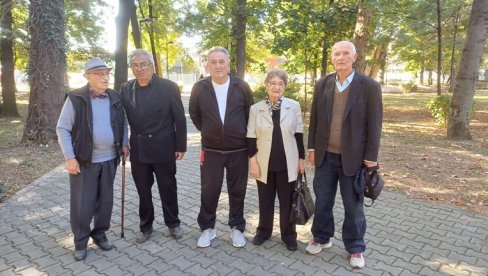 ПОДСЕТИЛИ СЕ ЂАЧКИХ ДАНА: У Јагодини се окупили бивши ученици некадашње Мушке учитељске школе ПОДСЕТИЛИ СЕ ЂАЧКИХ ДАНА: У Јагодини се окупили бивши ученици некадашње Мушке учитељске школе
