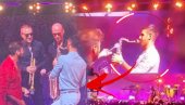 ШОУ: Ноле засвирао саксофон на концерту хрватског музичара (ВИДЕО)