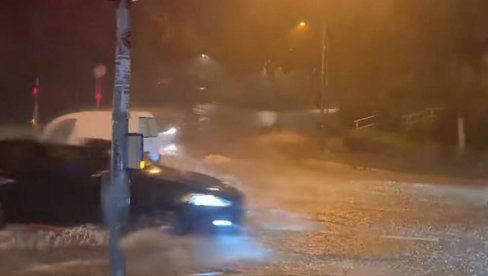 РЕКЕ ТЕКУ ПО НАСЕЉИМА, АУТОМОБИЛИ ИДУ КРОЗ ВОДУ: Поплављене улице хрватског града (ВИДЕО)