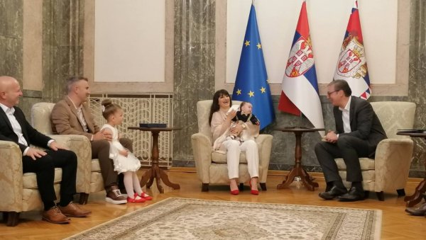 ДИВНЕ СЛИКЕ ИЗ ПРЕДСЕДНИШТВА: Вучић у друштву малог Лазара - Председник дочекао породицу Јанковић са КиМ (ФОТО) ДИВНЕ СЛИКЕ ИЗ ПРЕДСЕДНИШТВА: Вучић у друштву малог Лазара - Председник дочекао породицу Јанковић са КиМ (ФОТО)