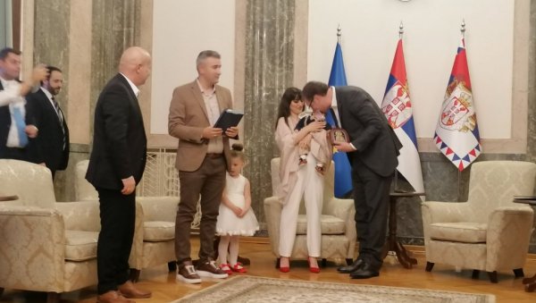 ВУЧИЋ СА ПОРОДИЦОМ ЈАНКОВИЋ СА КИМ Председник о кумчету Лазару: Питаћу патријарха да га крсти (ВИДЕО) ВУЧИЋ СА ПОРОДИЦОМ ЈАНКОВИЋ СА КИМ Председник о кумчету Лазару: Питаћу патријарха да га крсти (ВИДЕО)