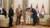 VUČIĆ SA PORODICOM JANKOVIĆ SA KIM Predsednik o kumčetu Lazaru: Pitaću patrijarha da ga krsti (VIDEO) VUČIĆ SA PORODICOM JANKOVIĆ SA KIM Predsednik o kumčetu Lazaru: Pitaću patrijarha da ga krsti (VIDEO)