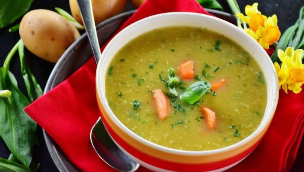КРОМПИР ЧОРБА КОЈА УСПЕВА И ОНИМА КОЈИ НЕ ЗНАЈУ ДА КУВАЈУ: Потребно вам је само пет састојака, а бољу нисте јели КРОМПИР ЧОРБА КОЈА УСПЕВА И ОНИМА КОЈИ НЕ ЗНАЈУ ДА КУВАЈУ: Потребно вам је само пет састојака, а бољу нисте јели