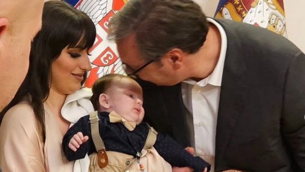 ОПЕТ НАМ СЕ НА КОСОВУ ЛАЗАРИ РАЂАЈУ Вучић након сусрета са породицом Јанковић - Јунак, не плаче уопште (ФОТО) ОПЕТ НАМ СЕ НА КОСОВУ ЛАЗАРИ РАЂАЈУ Вучић након сусрета са породицом Јанковић - Јунак, не плаче уопште (ФОТО)