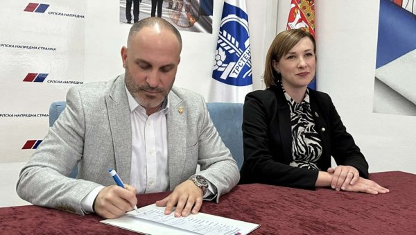 ПОЛИТИЧКЕ ПРОМЕНЕ У ТРСТЕНИКУ: Највећа група грађана прешла у СНС (ФОТО) ПОЛИТИЧКЕ ПРОМЕНЕ У ТРСТЕНИКУ: Највећа група грађана прешла у СНС (ФОТО)