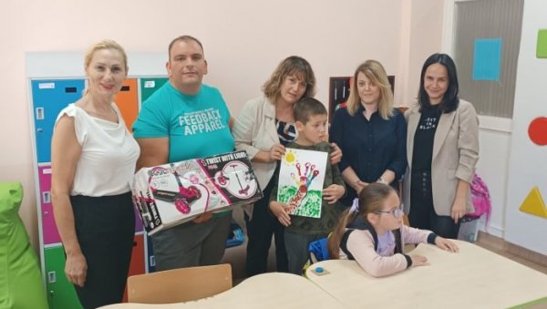 ЂАЦИ ДОБИЛИ ТРОТИНЕТЕ НА ПОКЛОН: Мали Земунци победили на ликовном такмичењу у оквиру Дана европске мобилности и освојили награде ЂАЦИ ДОБИЛИ ТРОТИНЕТЕ НА ПОКЛОН: Мали Земунци победили на ликовном такмичењу у оквиру Дана европске мобилности и освојили награде