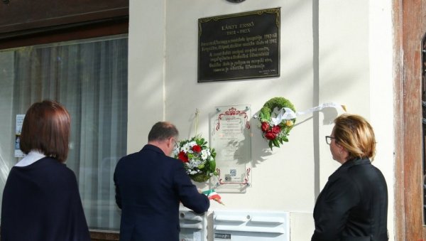 ДЕВЕТ ГОДИНА ОД НЕСТАНКА: Враћена спомен-плоча Лањи Ернеу на зграду Музичке школе у Суботици ДЕВЕТ ГОДИНА ОД НЕСТАНКА: Враћена спомен-плоча Лањи Ернеу на зграду Музичке школе у Суботици