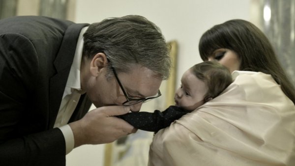 ПОЧАСТВОВАНИ СМО ОД НАШЕГ ПРЕДСЕДНИКА, НАШЕГ КУМА: Родитељи малог Лазара, коме је Вучић кум, за Новости (ВИДЕО) ПОЧАСТВОВАНИ СМО ОД НАШЕГ ПРЕДСЕДНИКА, НАШЕГ КУМА: Родитељи малог Лазара, коме је Вучић кум, за Новости (ВИДЕО)