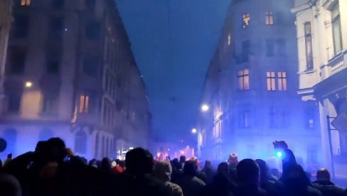 LAJPCIG OVO NE PAMTI: Delije krenule na utakmicu Lige šampiona, a onda.... (VIDEO) LAJPCIG OVO NE PAMTI: Delije krenule na utakmicu Lige šampiona, a onda.... (VIDEO)