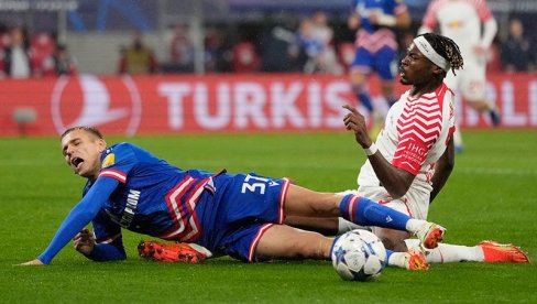 ČETIRI GLAVE, JEDNA PREČKA - GOL: Ovako je Zvezda matirana u finišu meča u Lajpcigu (VIDEO) ČETIRI GLAVE, JEDNA PREČKA - GOL: Ovako je Zvezda matirana u finišu meča u Lajpcigu (VIDEO)