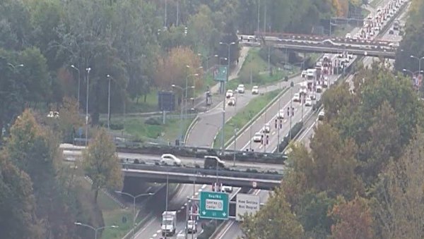 ИЗБЕГАВАЈТЕ ОВЕ ДЕЛОВЕ ПРЕСТОНИЦЕ: Јутарње гужве у Београду, колоне аутомобила на улицама (ФОТО) ИЗБЕГАВАЈТЕ ОВЕ ДЕЛОВЕ ПРЕСТОНИЦЕ: Јутарње гужве у Београду, колоне аутомобила на улицама (ФОТО)