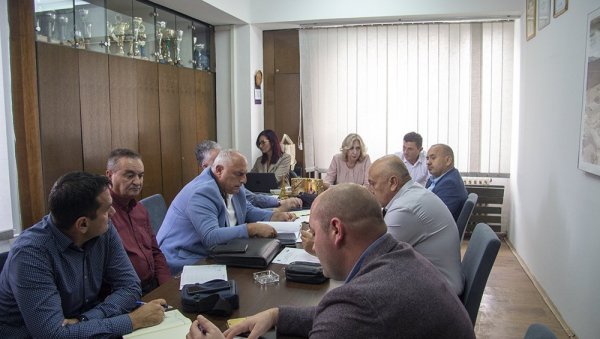 РАДНИЦИ ТРАЖЕ ВЕЋЕ ПЛАТЕ: Одбор Синдиката електропривреде одржао ванредну седницу у Гацку РАДНИЦИ ТРАЖЕ ВЕЋЕ ПЛАТЕ: Одбор Синдиката електропривреде одржао ванредну седницу у Гацку