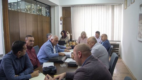 РАДНИЦИ ТРАЖЕ ВЕЋЕ ПЛАТЕ: Одбор Синдиката електропривреде одржао ванредну седницу у Гацку РАДНИЦИ ТРАЖЕ ВЕЋЕ ПЛАТЕ: Одбор Синдиката електропривреде одржао ванредну седницу у Гацку