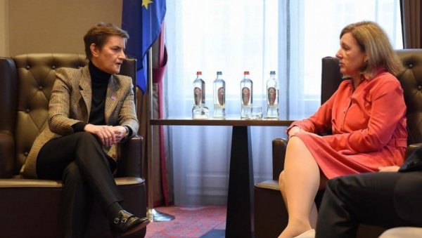 РАЗГОВОРИ О ВАЖНИМ ТЕМАМА: Премијерка Брнабић се састала са комесарком ЕУ (ФОТО) РАЗГОВОРИ О ВАЖНИМ ТЕМАМА: Премијерка Брнабић се састала са комесарком ЕУ (ФОТО)