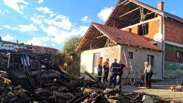 КОЛЕГЕ И КИНЕЗИ ПРВИ ПОМОГЛИ НА ЗГАРИШТУ: Пожар у домаћинству Чокановића код Бора КОЛЕГЕ И КИНЕЗИ ПРВИ ПОМОГЛИ НА ЗГАРИШТУ: Пожар у домаћинству Чокановића код Бора