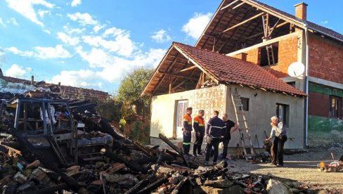 KOLEGE I KINEZI PRVI POMOGLI NA ZGARIŠTU: Požar u domaćinstvu Čokanovića kod Bora KOLEGE I KINEZI PRVI POMOGLI NA ZGARIŠTU: Požar u domaćinstvu Čokanovića kod Bora