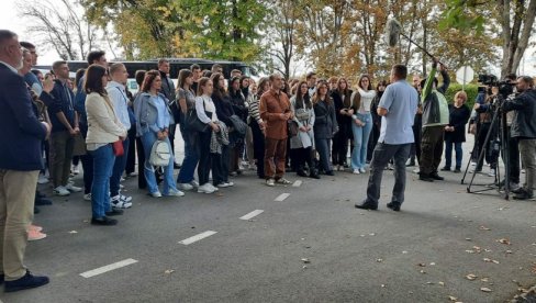 „NOVOSTI“ U JASENOVCU, SA ĐACIMA 8. I ZEMUNSKE GIMNAZIJE: Kustos Đorđe Mihovilović dočekao đake (FOTO) „NOVOSTI“ U JASENOVCU, SA ĐACIMA 8. I ZEMUNSKE GIMNAZIJE: Kustos Đorđe Mihovilović dočekao đake (FOTO)