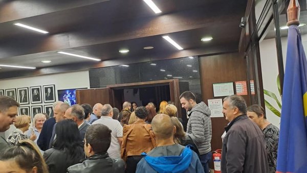 БОРИНИ ПОЗОРИШНИ ДАНИ: Вечерас на репертоару представа театра из Загреба БОРИНИ ПОЗОРИШНИ ДАНИ: Вечерас на репертоару представа театра из Загреба